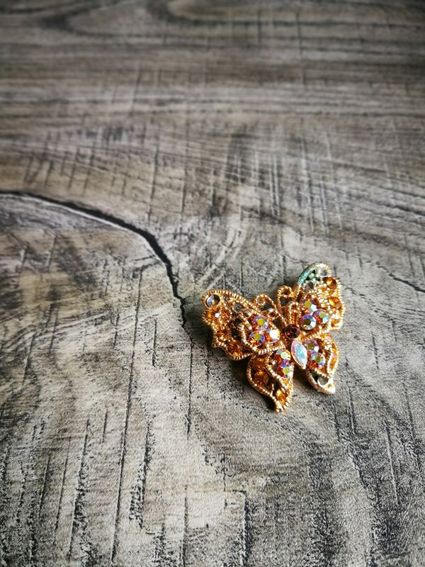 How to Choose a Brooch That Adds a Personal Touch to Your Work Blazer?